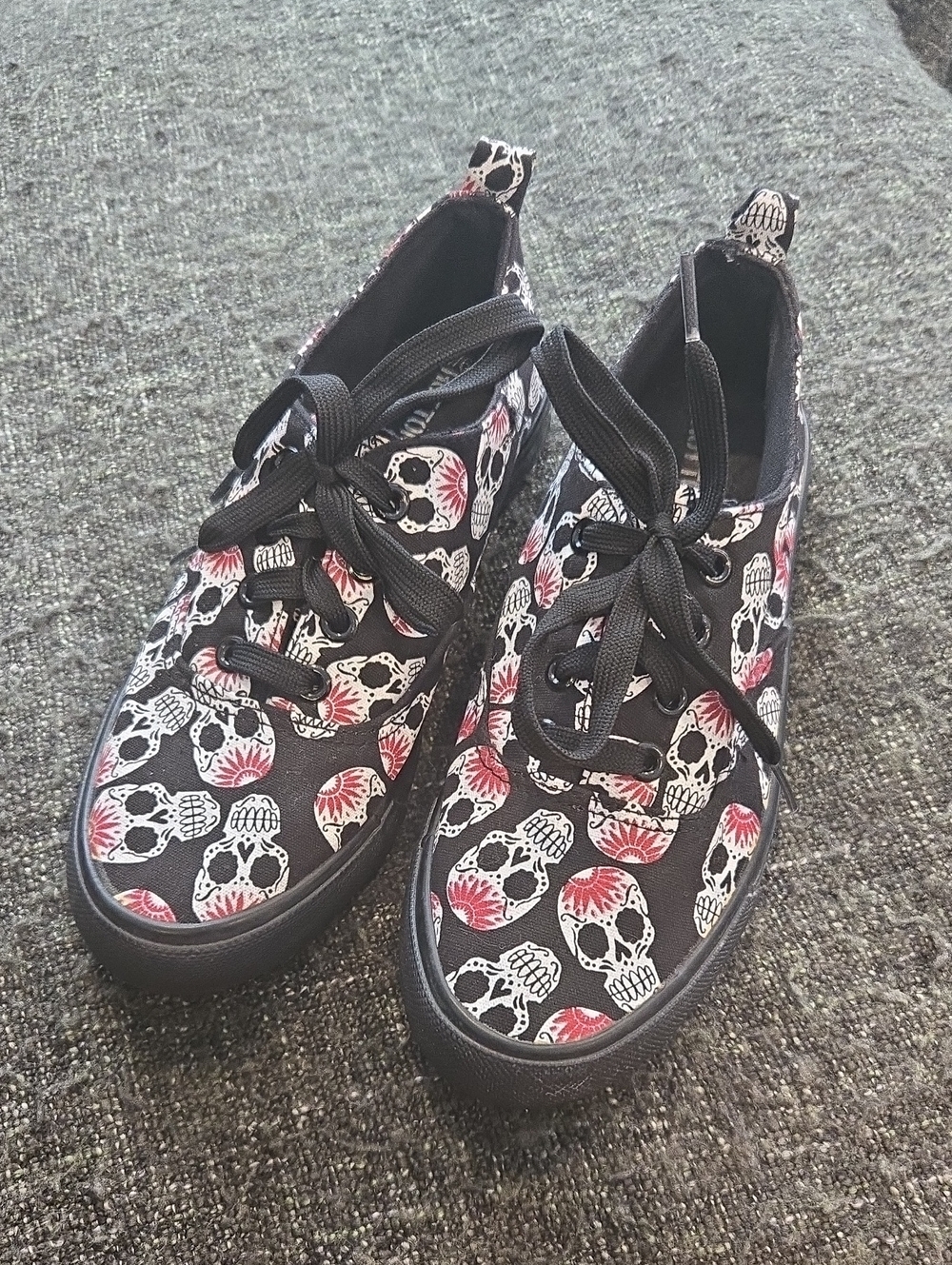 Hot Topic Black Skull Print Lace-Up Shoes Size 4 (6 Womens)